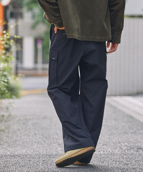 THE CRAFT CREW PRODUCTS（ザクラフトクループロダクツ）の「マルチファンクショナル ドローコード ストレッチワイドストレートカーゴパンツ / クイックドライ・イージーケア【THE C RAFT CREW PRODUCTS】（カーゴパンツ・メンズ・ベージュ/アイボリー/カーキ/ブラック・L/M/S）」の8枚目の写真