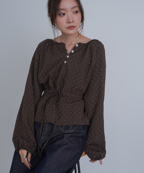 Bab（バブ）の「ドットウエストシャーリングブラウス（シャツ/ブラウス・レディース・ブラック/ブラウン/アイボリー・M）」の3枚目の写真