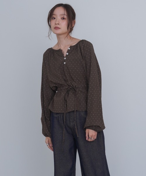 Bab（バブ）の「ドットウエストシャーリングブラウス（シャツ/ブラウス・レディース・ブラック/ブラウン/アイボリー・M）」の7枚目の写真