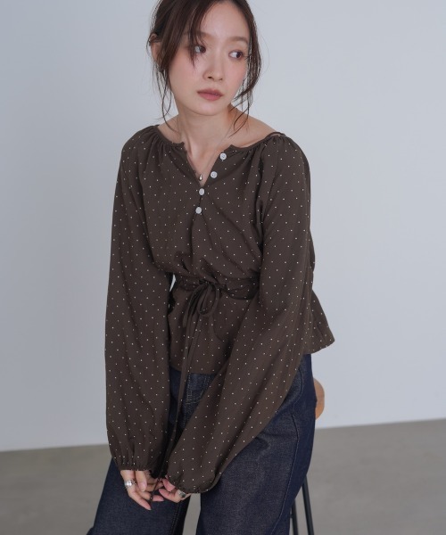 Bab（バブ）の「ドットウエストシャーリングブラウス（シャツ/ブラウス・レディース・ブラック/ブラウン/アイボリー・M）」の4枚目の写真