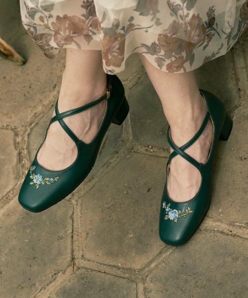 an another angelus(アンアナザーアンジェラス)の「刺繍入りクロスストラップパンプス/fint フィント(パンプス・レディース・アイボリー/ブルーグリーン/ブラック・S/M/L)」の3枚目の写真