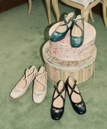 an another angelus | 刺繍入りクロスストラップパンプス(パンプス)