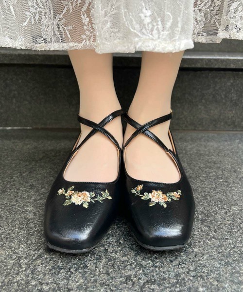 an another angelus(アンアナザーアンジェラス)の「刺繍入りクロスストラップパンプス/fint フィント(パンプス・レディース・アイボリー/ブルーグリーン/ブラック・S/M/L)」の1枚目の写真