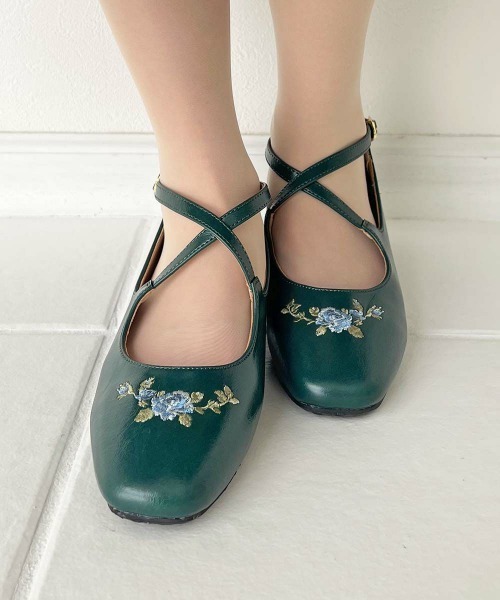 an another angelus(アンアナザーアンジェラス)の「刺繍入りクロスストラップパンプス/fint フィント(パンプス・レディース・アイボリー/ブルーグリーン/ブラック・S/M/L)」の5枚目の写真