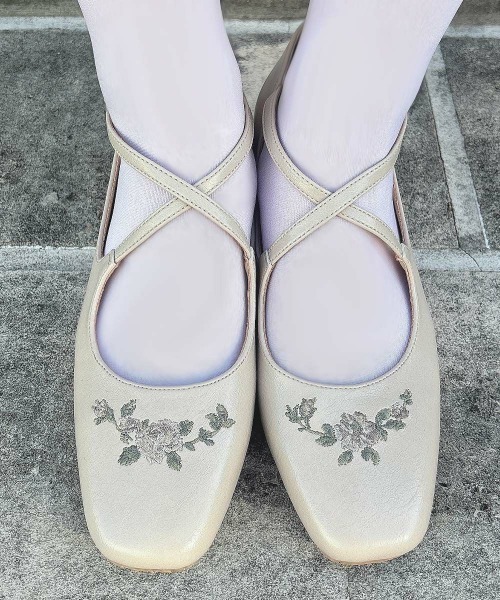 an another angelus(アンアナザーアンジェラス)の「刺繍入りクロスストラップパンプス/fint フィント(パンプス・レディース・アイボリー/ブルーグリーン/ブラック・S/M/L)」の6枚目の写真