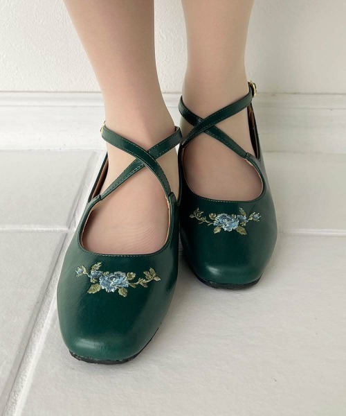 an another angelus(アンアナザーアンジェラス)の「刺繍入りクロスストラップパンプス/fint フィント(パンプス・レディース・アイボリー/ブルーグリーン/ブラック・S/M/L)」の9枚目の写真