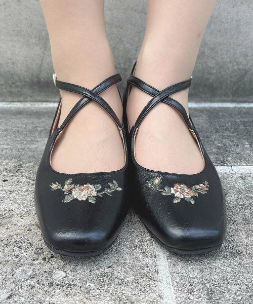 an another angelus(アンアナザーアンジェラス)の「刺繍入りクロスストラップパンプス/fint フィント(パンプス・レディース・アイボリー/ブルーグリーン/ブラック・S/M/L)」の12枚目の写真