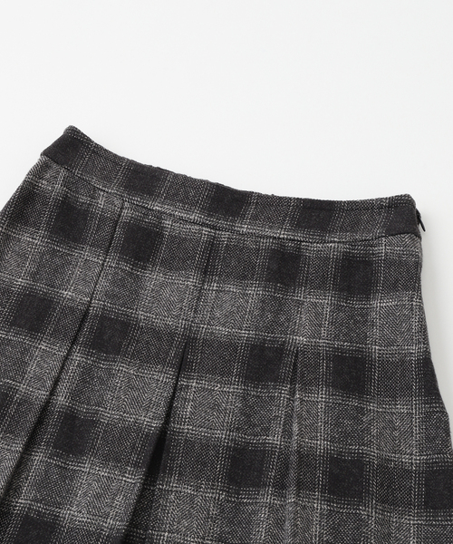 Lamrof(ラムロフ)の「LAMROF / ラムロフ NEUTRAL TUCKED SKIRT(スカート・レディース・ブラック/レッド/ブルー系その他・FREE)」の5枚目の写真