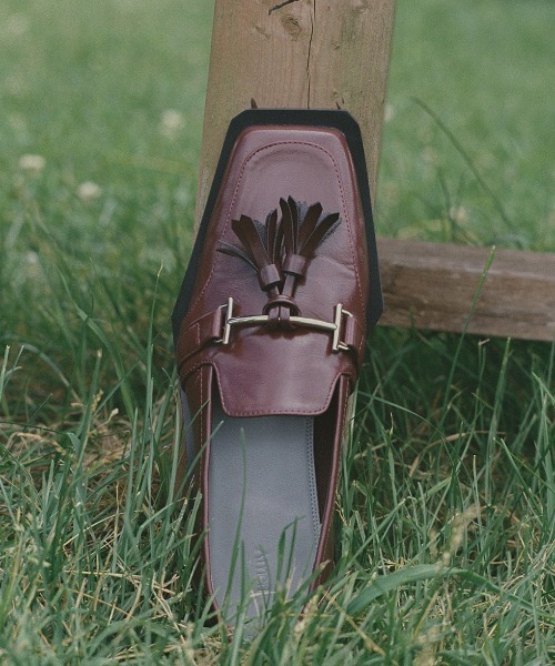 Ameri(アメリ)の「UND ANGULAR SOLE TASSEL LOAFER(ローファー・レディース・ボルドー・SMALL/MEDIUM/LARGE)」の2枚目の写真
