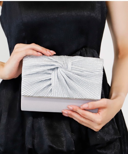 Cupid Heart（キューピッドハート）の「【Cupid Heart】結婚式用！ノットラメプリーツサテンクラッチバッグ（クラッチバッグ・レディース・ブラック/ベージュ/シルバー・MEDIUM）」の3枚目の写真