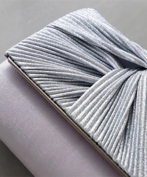 Cupid Heart（キューピッドハート）の「【Cupid Heart】結婚式用！ノットラメプリーツサテンクラッチバッグ（クラッチバッグ・レディース・ブラック/ベージュ/シルバー・MEDIUM）」の7枚目の写真