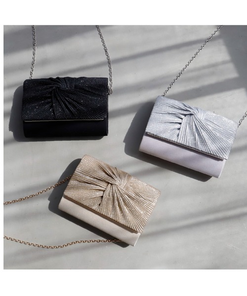 Cupid Heart（キューピッドハート）の「【Cupid Heart】結婚式用！ノットラメプリーツサテンクラッチバッグ（クラッチバッグ・レディース・ブラック/ベージュ/シルバー・MEDIUM）」の4枚目の写真