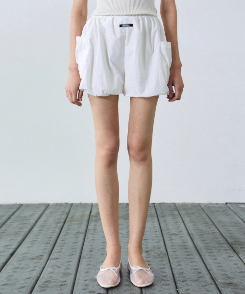 NICK&NICOLE(ニックアンドニコール)の「MINIMAL LABEL CARGO SHORT PANTS_IVORY(その他パンツ・レディース・その他・FREE)」の2枚目の写真