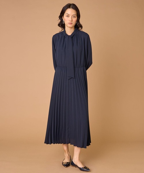 INED（イネド）の「ジョーゼット ボウタイ付きプリーツワンピース（ワンピース・レディース・ネイビー・7号/11号/9号）」の2枚目の写真