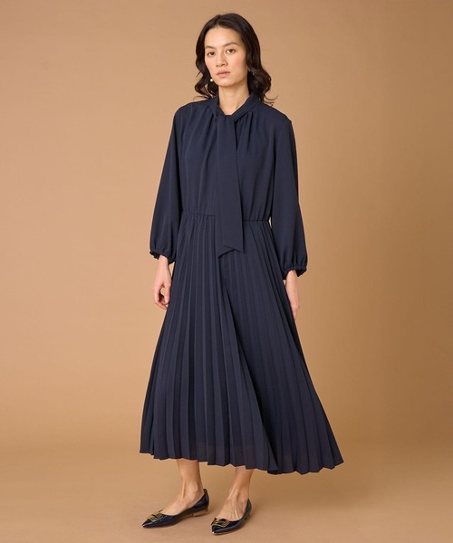 INED（イネド）の「ジョーゼット ボウタイ付きプリーツワンピース（ワンピース・レディース・ネイビー・7号/11号/9号）」の3枚目の写真