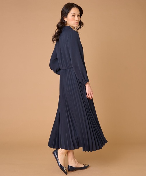 INED（イネド）の「ジョーゼット ボウタイ付きプリーツワンピース（ワンピース・レディース・ネイビー・7号/11号/9号）」の4枚目の写真