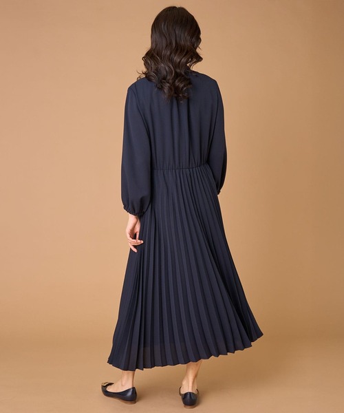 INED（イネド）の「ジョーゼット ボウタイ付きプリーツワンピース（ワンピース・レディース・ネイビー・7号/11号/9号）」の5枚目の写真