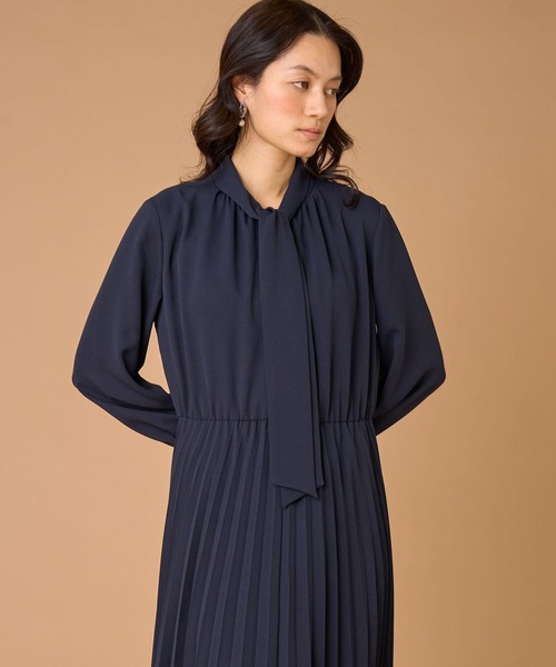 INED（イネド）の「ジョーゼット ボウタイ付きプリーツワンピース（ワンピース・レディース・ネイビー・7号/11号/9号）」の6枚目の写真