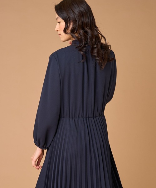 INED（イネド）の「ジョーゼット ボウタイ付きプリーツワンピース（ワンピース・レディース・ネイビー・7号/11号/9号）」の7枚目の写真