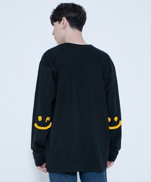 GRAVER（グレーバー）の「[ユニセックス]エルボードローイングスマイルロングスリーブ_ブラック（Tシャツ/カットソー・レディース・ブラック・LARGE/MEDIUM）」の2枚目の写真