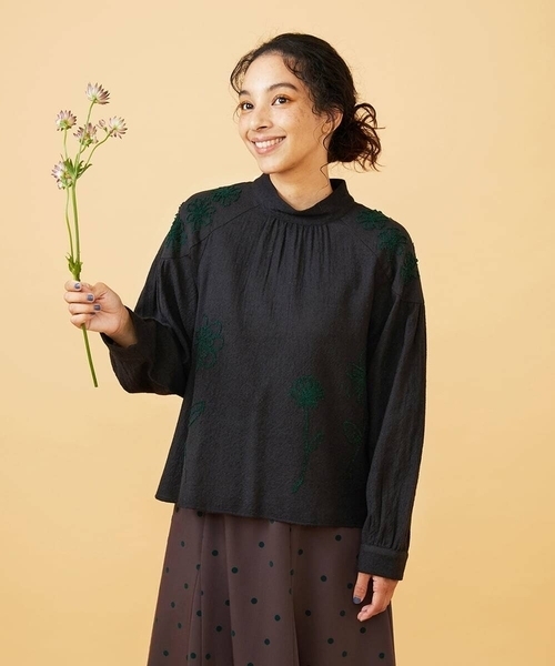 Susurrito フラワーモチーフハイネックブラウス