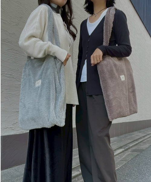 AMAIL(アマイル)の「Fuzzy Tote Bag(ショルダーバッグ・レディース・ライトブルー/グレー・FREE)」の3枚目の写真