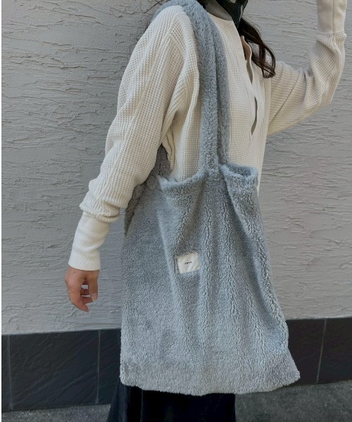 AMAIL(アマイル)の「Fuzzy Tote Bag(ショルダーバッグ・レディース・ライトブルー/グレー・FREE)」の4枚目の写真