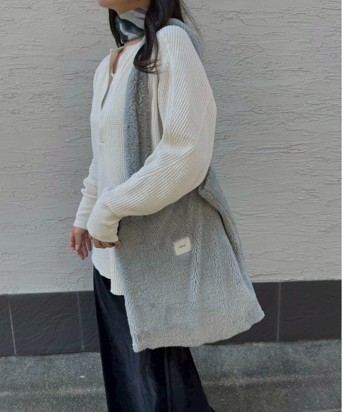 AMAIL(アマイル)の「Fuzzy Tote Bag(ショルダーバッグ・レディース・ライトブルー/グレー・FREE)」の5枚目の写真