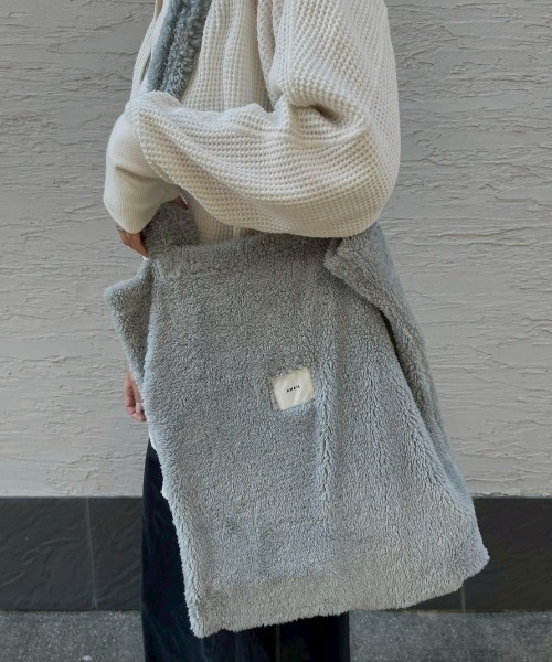 AMAIL(アマイル)の「Fuzzy Tote Bag(ショルダーバッグ・レディース・ライトブルー/グレー・FREE)」の6枚目の写真