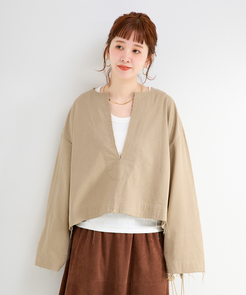 B.C STOCK(ベーセーストック)の「手洗い可 / キーネックプルオーバーシャツ(シャツ/ブラウス・レディース・ブラック/キャメル/ベージュ・FREE)」の2枚目の写真
