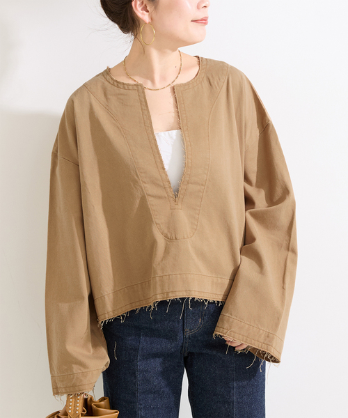 B.C STOCK(ベーセーストック)の「手洗い可 / キーネックプルオーバーシャツ(シャツ/ブラウス・レディース・ブラック/キャメル/ベージュ・FREE)」の3枚目の写真