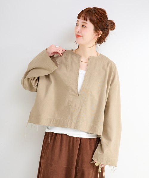 B.C STOCK(ベーセーストック)の「手洗い可 / キーネックプルオーバーシャツ(シャツ/ブラウス・レディース・ブラック/キャメル/ベージュ・FREE)」の4枚目の写真