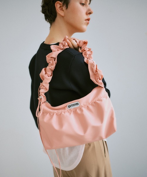 OUTDOOR PRODUCTS(アウトドアプロダクツ)の「【OUTDOOR PRODUCTS】VIS別注フリルショルダーバッグ(ショルダーバッグ・レディース・ブラック/ピンク/キナリ・FREE)」の3枚目の写真