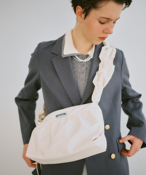 OUTDOOR PRODUCTS(アウトドアプロダクツ)の「【OUTDOOR PRODUCTS】VIS別注フリルショルダーバッグ(ショルダーバッグ・レディース・ブラック/ピンク/キナリ・FREE)」の1枚目の写真