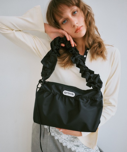 OUTDOOR PRODUCTS(アウトドアプロダクツ)の「【OUTDOOR PRODUCTS】VIS別注フリルショルダーバッグ(ショルダーバッグ・レディース・ブラック/ピンク/キナリ・FREE)」の2枚目の写真