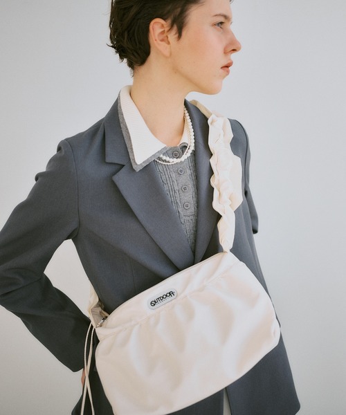 OUTDOOR PRODUCTS(アウトドアプロダクツ)の「【OUTDOOR PRODUCTS】VIS別注フリルショルダーバッグ(ショルダーバッグ・レディース・ブラック/ピンク/キナリ・FREE)」の13枚目の写真