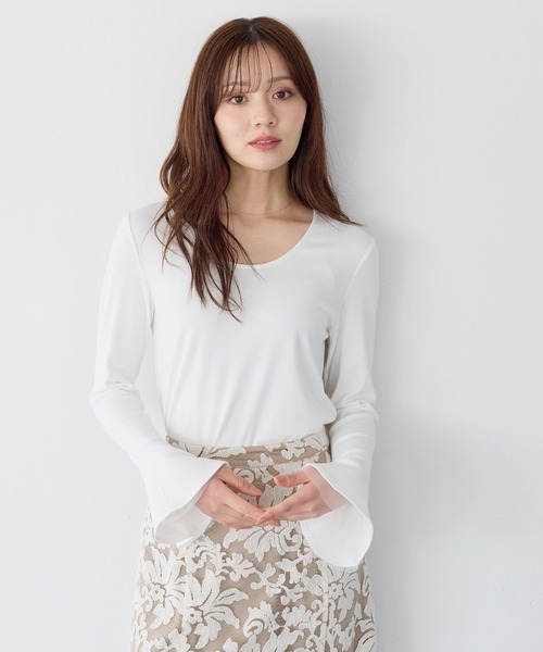 Andemiu（アンデミュウ）の「ソデチュールフレアカットソー645352（Tシャツ/カットソー・レディース・オフホワイト/ブルー/ブラック/モカ・FREE）」の2枚目の写真