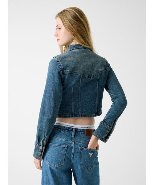 GUESS JEANS（ゲスジーンズ）の「GUESS JEANS Long Sleeves Fitted Cropped Shacket デニムジャケット（デニムジャケット・レディース・インディゴブルー・X-SMALL/LARGE/MEDIUM/SMALL）」の2枚目の写真