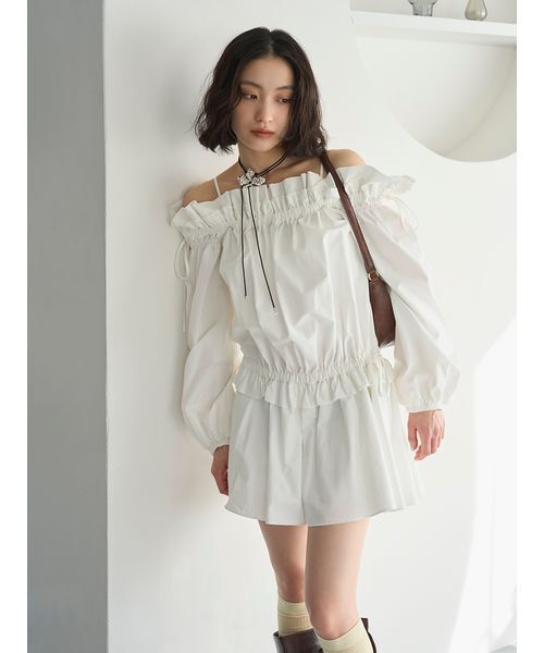 LILY BROWN（リリーブラウン）の「デコルテフリルミニロンパース（つなぎ/オールインワン・レディース・ホワイト/ベージュ/インディゴブルー・F）」の4枚目の写真