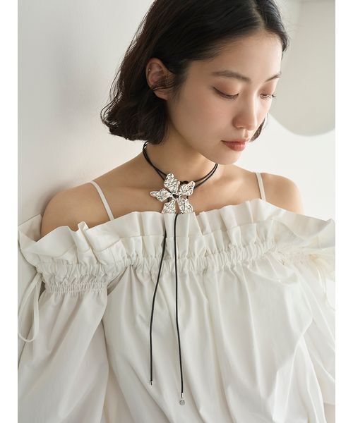 LILY BROWN（リリーブラウン）の「デコルテフリルミニロンパース（つなぎ/オールインワン・レディース・ホワイト/ベージュ/インディゴブルー・F）」の5枚目の写真