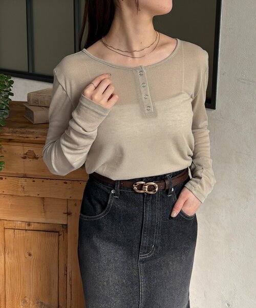 Thevon(ゼボン)の「シアーリブヘンリーネックプルオーバー(Tシャツ/カットソー・レディース・ブラック/カーキ/サックスブルー/オフホワイト/グレー/ピンク/レッド・FREE)」の4枚目の写真