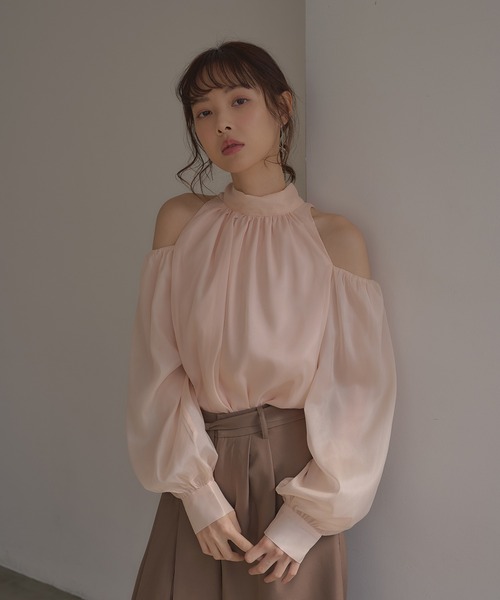 INGNI SOELA(イングソエラ)の「【INGNI SOELA】2Wayシアー肩開きブラウス/WEB限定(シャツ/ブラウス・レディース・ブラック/オフホワイト/ネイビー/ピンク・FREE)」の4枚目の写真