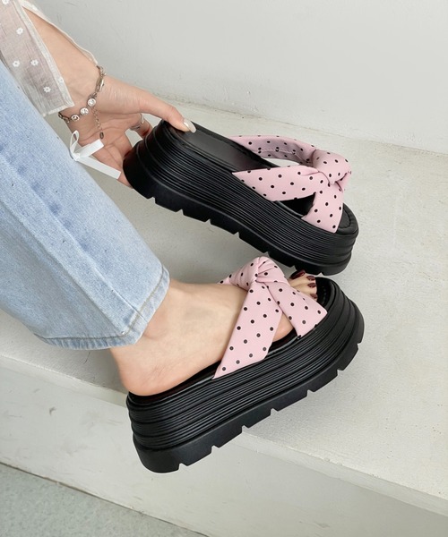 Shoes in Closet（シューズインクローゼット）の「【完売カラー再入荷】+6.0㎝ 軽量 厚底 クロスリボン ドット柄 サンダル 845（サンダル・レディース・アイボリー/イエロー/ピンク/ブラック・L/LL/M/S）」の4枚目の写真
