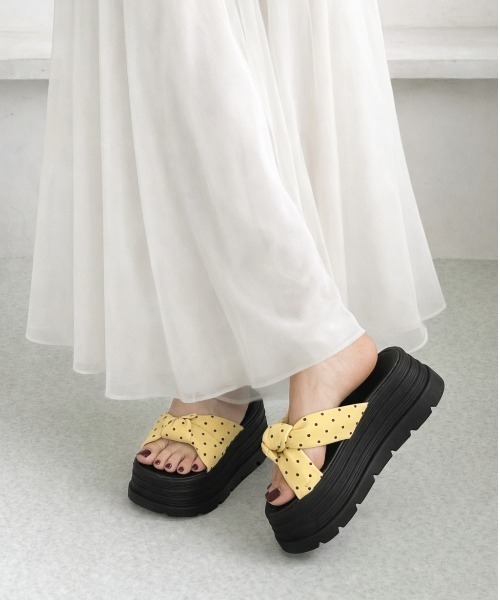 Shoes in Closet（シューズインクローゼット）の「【完売カラー再入荷】+6.0㎝ 軽量 厚底 クロスリボン ドット柄 サンダル 845（サンダル・レディース・アイボリー/イエロー/ピンク/ブラック・L/LL/M/S）」の3枚目の写真