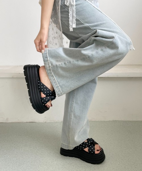 Shoes in Closet（シューズインクローゼット）の「【完売カラー再入荷】+6.0㎝ 軽量 厚底 クロスリボン ドット柄 サンダル 845（サンダル・レディース・アイボリー/イエロー/ピンク/ブラック・L/LL/M/S）」の6枚目の写真