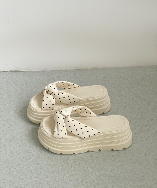 Shoes in Closet（シューズインクローゼット）の「【完売カラー再入荷】+6.0㎝ 軽量 厚底 クロスリボン ドット柄 サンダル 845（サンダル・レディース・アイボリー/イエロー/ピンク/ブラック・L/LL/M/S）」の10枚目の写真