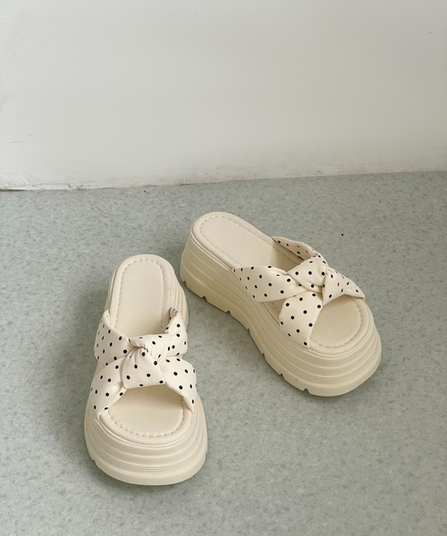 Shoes in Closet（シューズインクローゼット）の「【完売カラー再入荷】+6.0㎝ 軽量 厚底 クロスリボン ドット柄 サンダル 845（サンダル・レディース・アイボリー/イエロー/ピンク/ブラック・L/LL/M/S）」の9枚目の写真