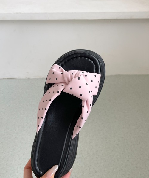 Shoes in Closet（シューズインクローゼット）の「【完売カラー再入荷】+6.0㎝ 軽量 厚底 クロスリボン ドット柄 サンダル 845（サンダル・レディース・アイボリー/イエロー/ピンク/ブラック・L/LL/M/S）」の17枚目の写真
