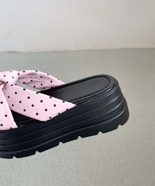 Shoes in Closet（シューズインクローゼット）の「【完売カラー再入荷】+6.0㎝ 軽量 厚底 クロスリボン ドット柄 サンダル 845（サンダル・レディース・アイボリー/イエロー/ピンク/ブラック・L/LL/M/S）」の15枚目の写真