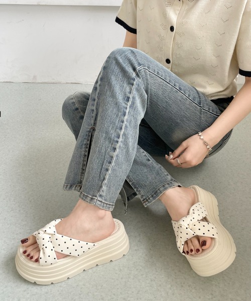 Shoes in Closet（シューズインクローゼット）の「【完売カラー再入荷】+6.0㎝ 軽量 厚底 クロスリボン ドット柄 サンダル 845（サンダル・レディース・アイボリー/イエロー/ピンク/ブラック・L/LL/M/S）」の13枚目の写真